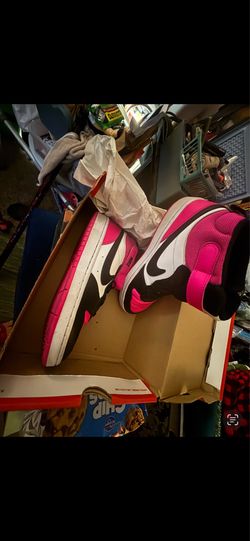 Girls Nikes like to pick up only Fontana $60  size 3 y