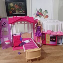 Barbie Fold'n'Go House w/Doll, Extra Outfit, Extra Shoes & Accessories