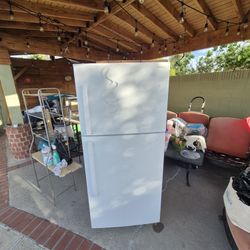 Insignia™ - 18 Cu. Ft. Top-Freezer Refrigerator