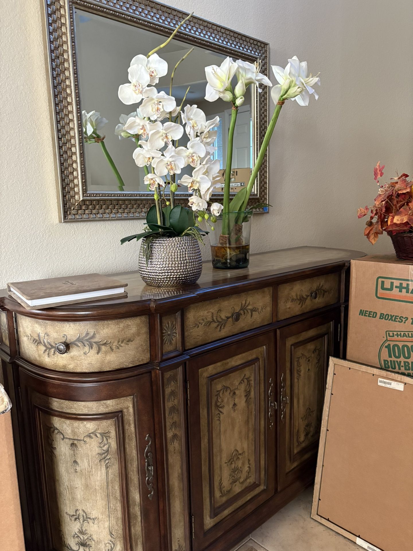 great side entrance table /bufet