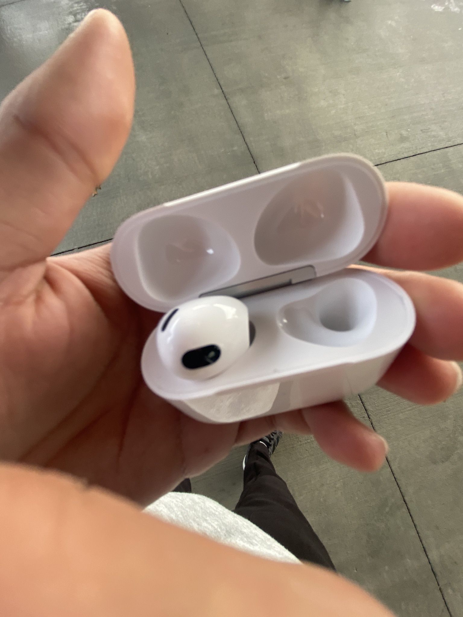 AirPod 3rd Gen (only Case And Left AirPod)