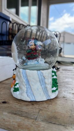 Mickey Mouse sleigh ride snow globe
