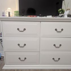 White Dresser Used – Like New