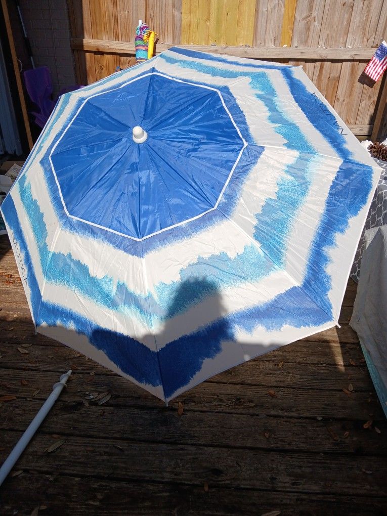 7-8 FOOT BEACH UMBRELLA, EXCELLENT CONDITION
