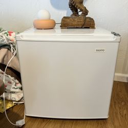Sanyo Mini Fridge 