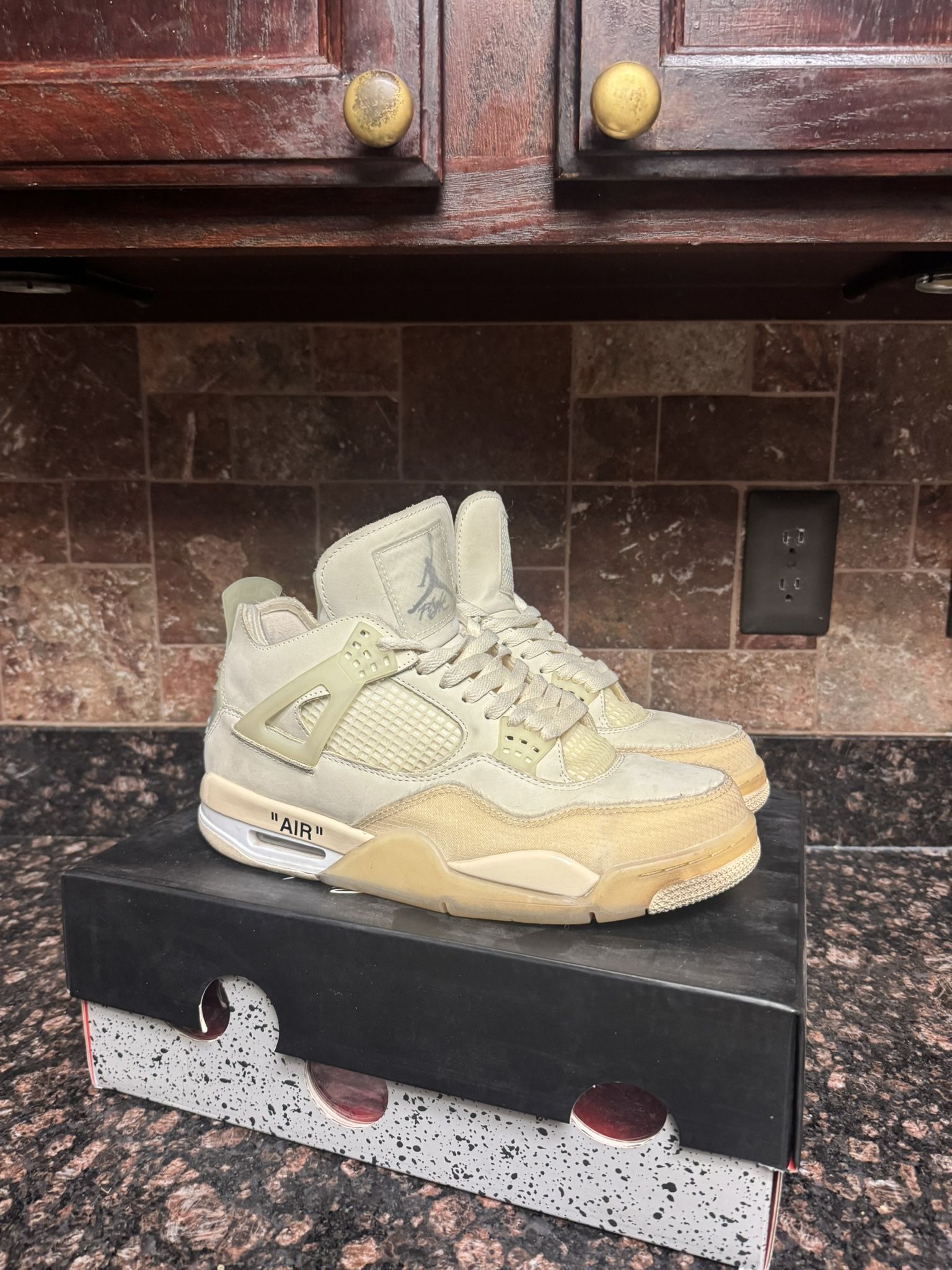 Off-White x Jordan 4 Retro
