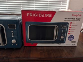 Retro Frigidaire 0.7 Cu. Ft. Microwave Oven - Dorm Perfect