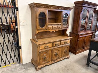 FLINT RIDGE FINE FURNITURE Colonial Style Dark Maple Finished Solid Wood 2 Piece China Hutch