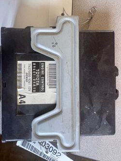 Parts only 2005 Toyota Tacoma 4cylinder manual engine brain box