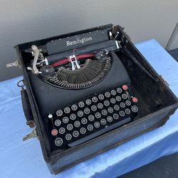 Remington Antique Vintage Manual Portable Typewriter with Carrying Case