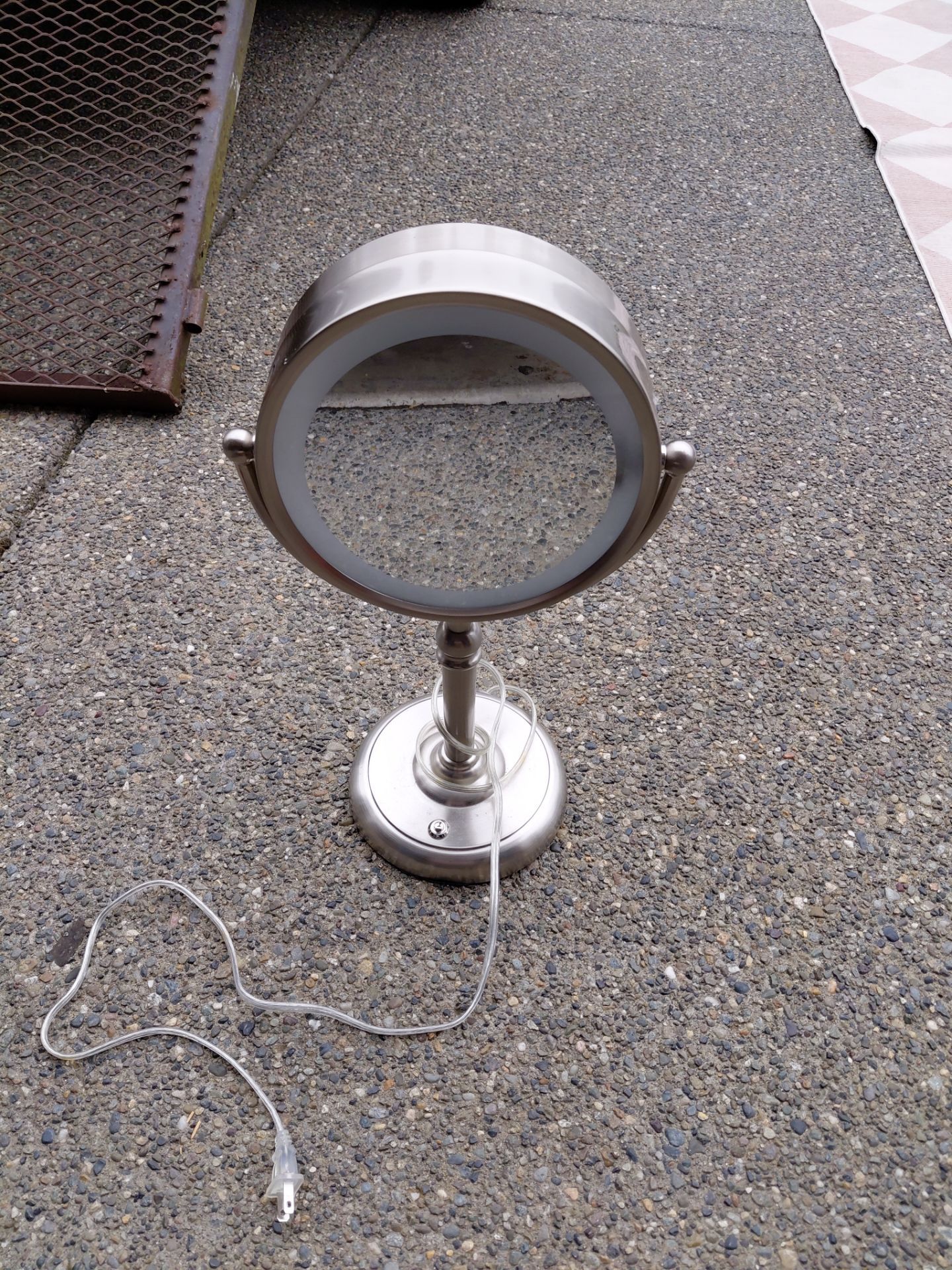 Makeup mirror/magnified