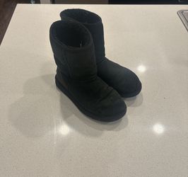 Black Ugg boots