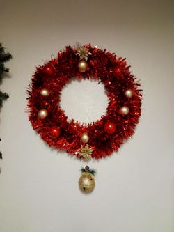 Brand new beautiful christmas wreath Pickup 3-8:30 pm rainbow/charleston cash only