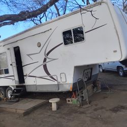 32 Ft  Kountry Star 2003 5 Th Wheel camper 