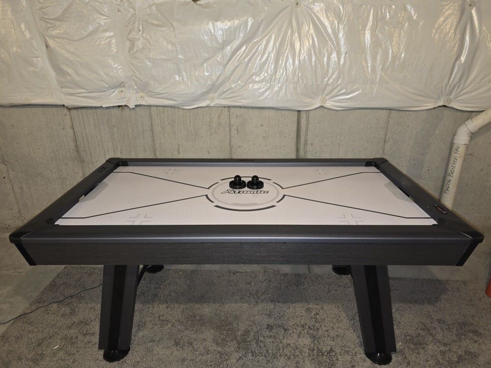 Air hockey table