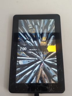 Amazon Kindle Fire 1st Gen D01400 8GB 7" Tablet Black – Cracked Screen – Powers
