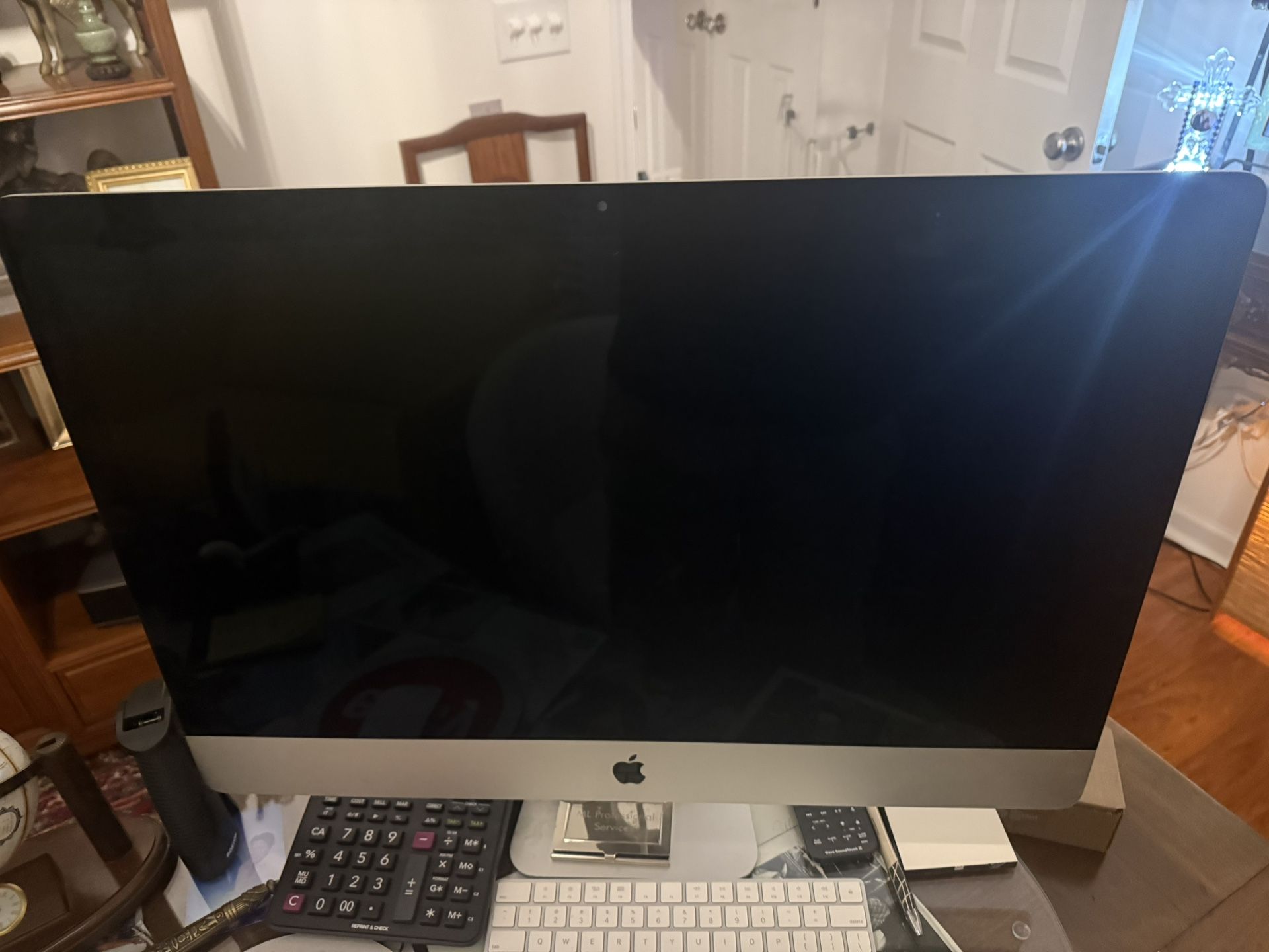 Apple iMac 27-inch Retina 5K (2017) – $300 3.4GHz Quad-Core Intel Core i5 Radeon Pro 570 graphics 8GB memory (RAM is upgradeable) 1TB storage macOS V