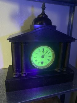 ((vaseline Glass Glowing Face Mantle Clock))