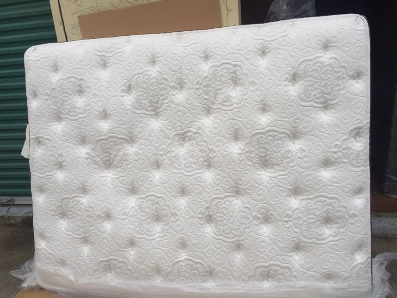 Beautyrest Bonnard Plush Firm Queen W/box spring Like New