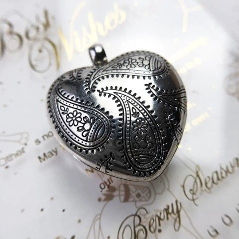 Beautiful Locket With 20 Long Chain Beautiful tin Box