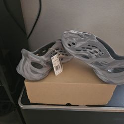 YEZZY FOAM RUNNERS