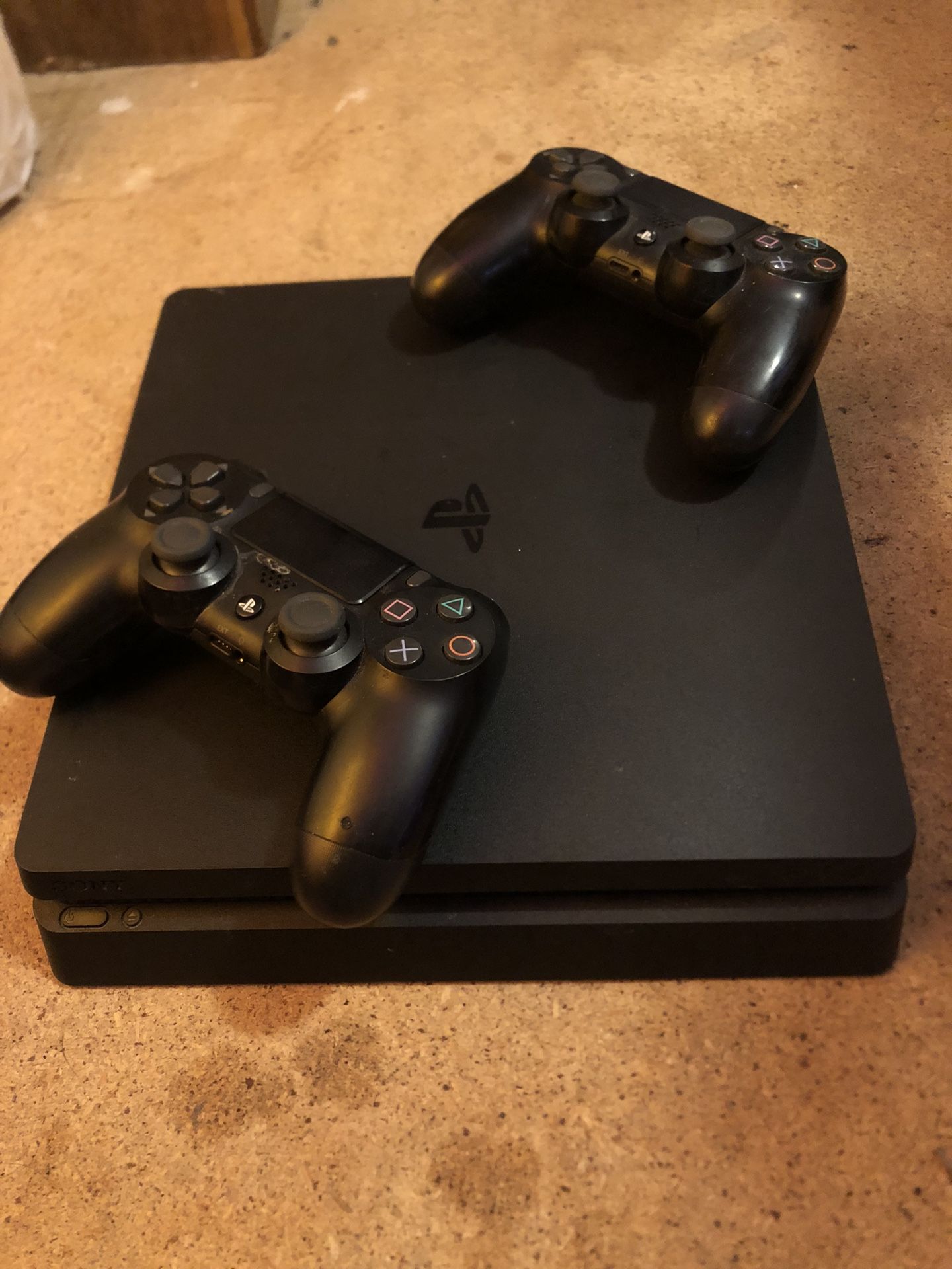 PlayStation 4 W Two Controllers