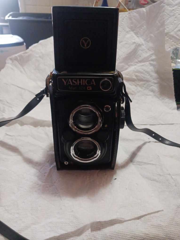 YASHICA MAT-124G