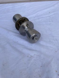 Round locking doorknob with key