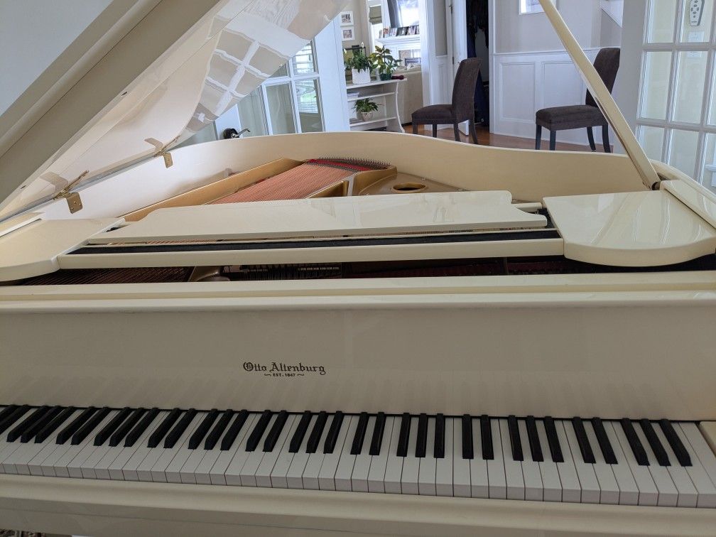 Altenburg Baby Grand 5'2" Piano