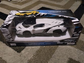 Lamborghini® Veneno 1:24 Licensed Friction Car - White