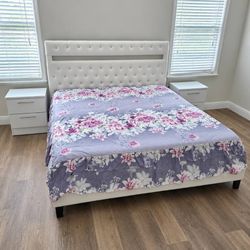 QUEEN SIZE BED AND TWO NIGHTSTANDS  ( MATTRESS NOT INCLUDED) 🆕️ 