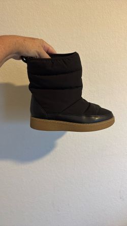 Youth Size 7 Snow Boots (Black) 