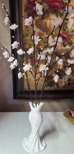 Beautiful vase gift with flowers good condition $ 25.00