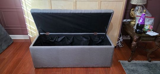 Storage ottoman for bedroom