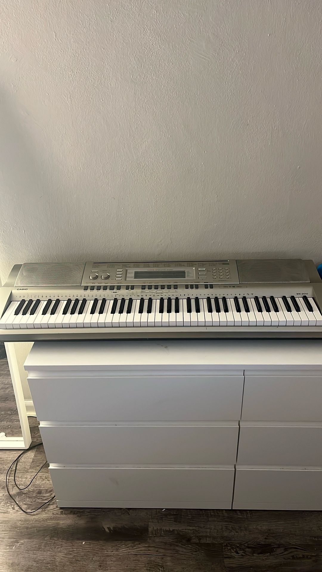 Casio Wk-200 electronic keyboard piano 76 keys 
