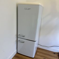 iio Retro Bottom Freezer Refrigerator