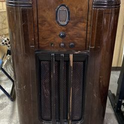 VINTAGE ANTIQUE PHILCO RADIO - Probably can be refurbished a bit