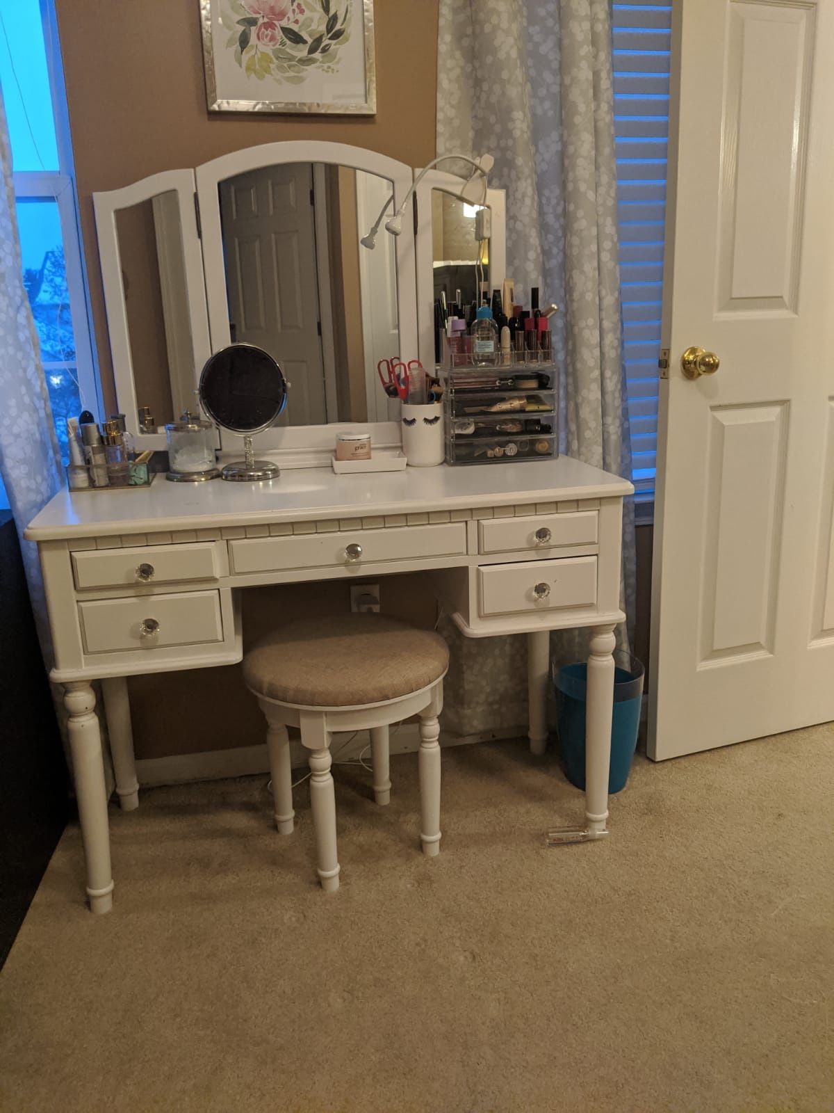 Vanity dresser with stool