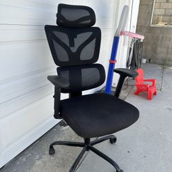 Black office chair in good condition