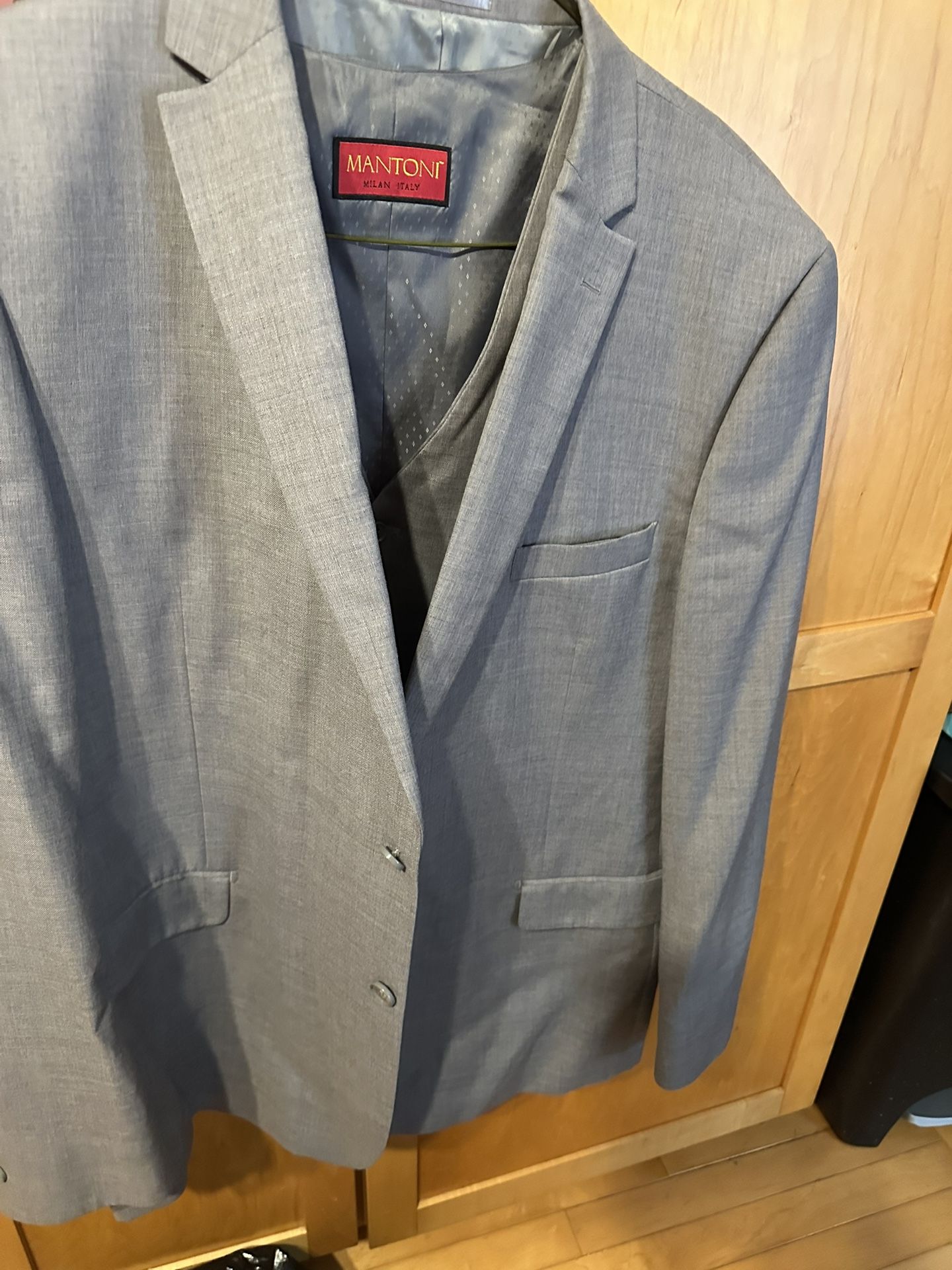 Mantoni Suit Ticknors