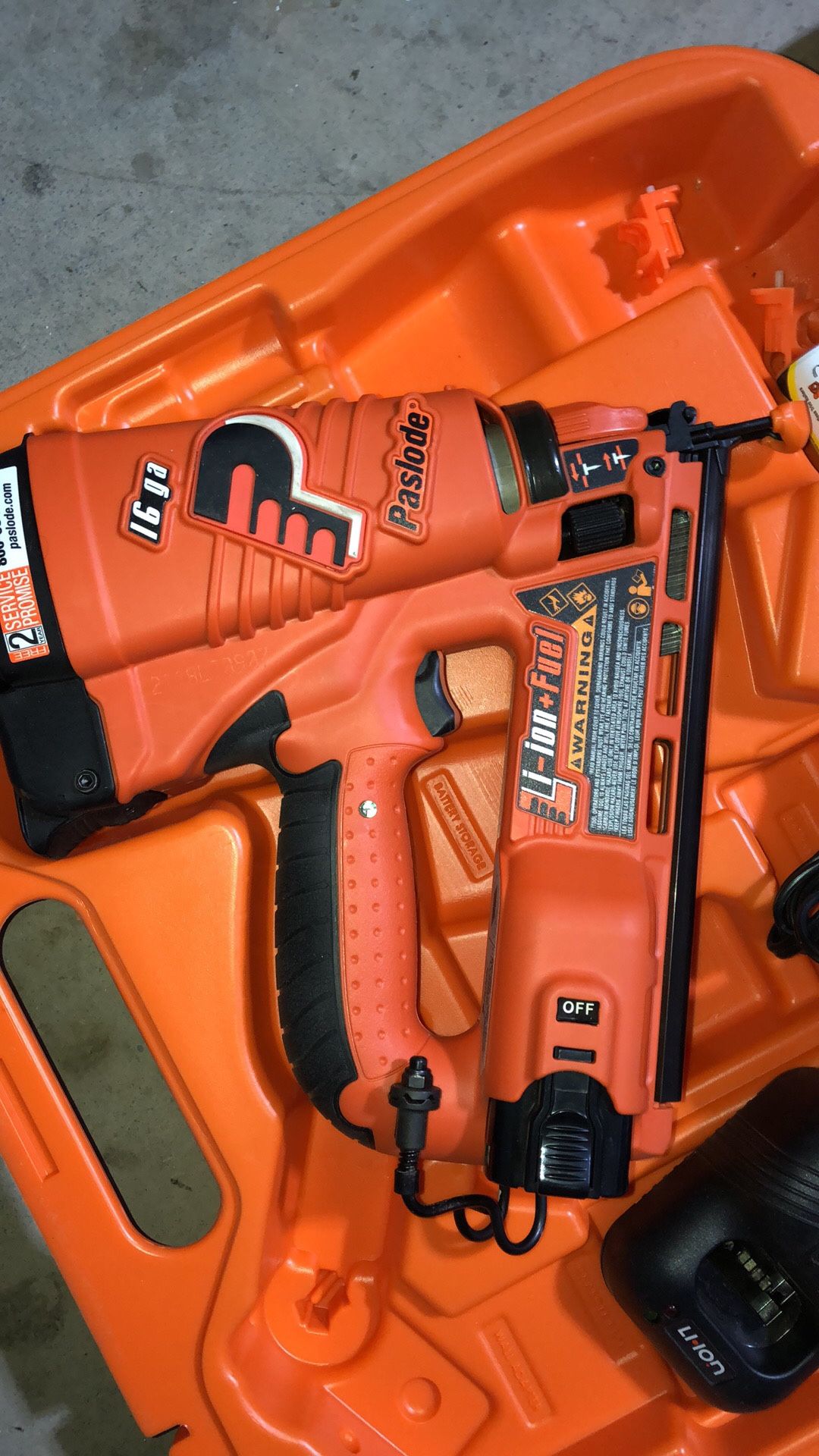 Paslode 16 G 2 1/2 Finish Nail gun 