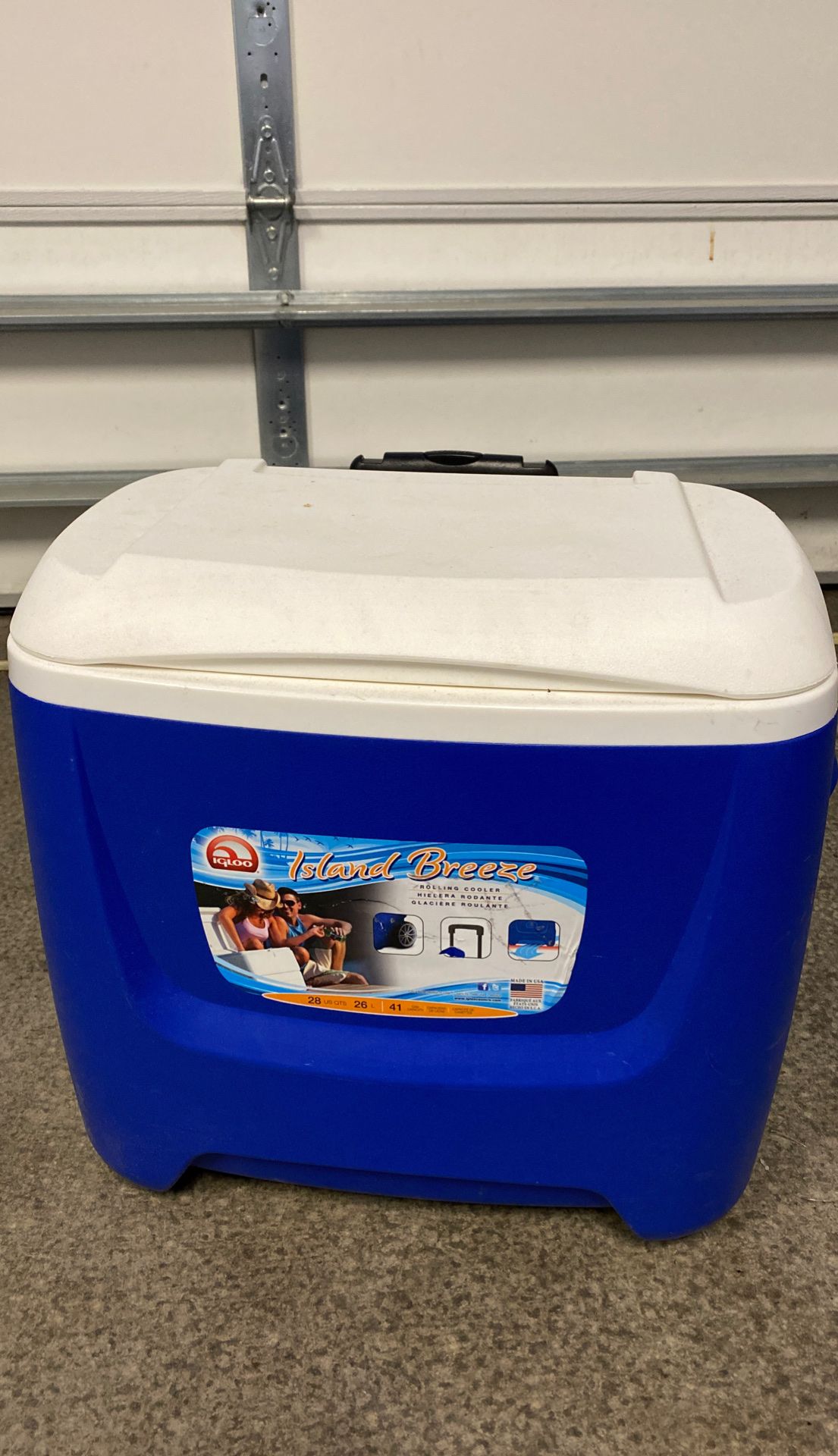 Igloo Island Breeze 28 Qt. Roller Cooler