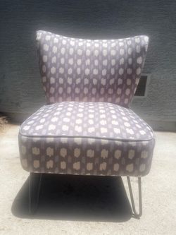 Accent chair gray pattern, low w/ curved back, hairpin metal legs