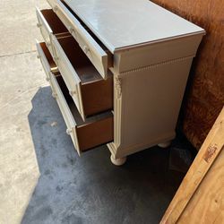 Nice dresser, good condition, solid wood