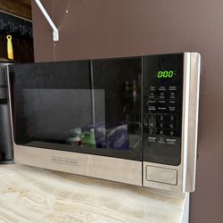 Black & Decker microwave .9cu Stainless steel