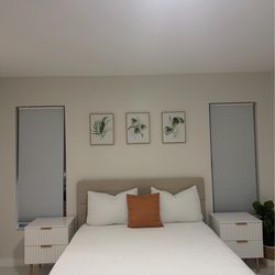 Two nightstands and a dresser/Dos mesitas de noche y una cómoda