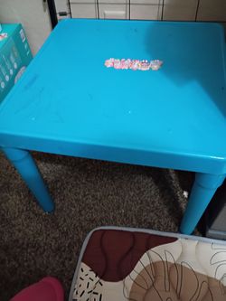 Plastic kid table