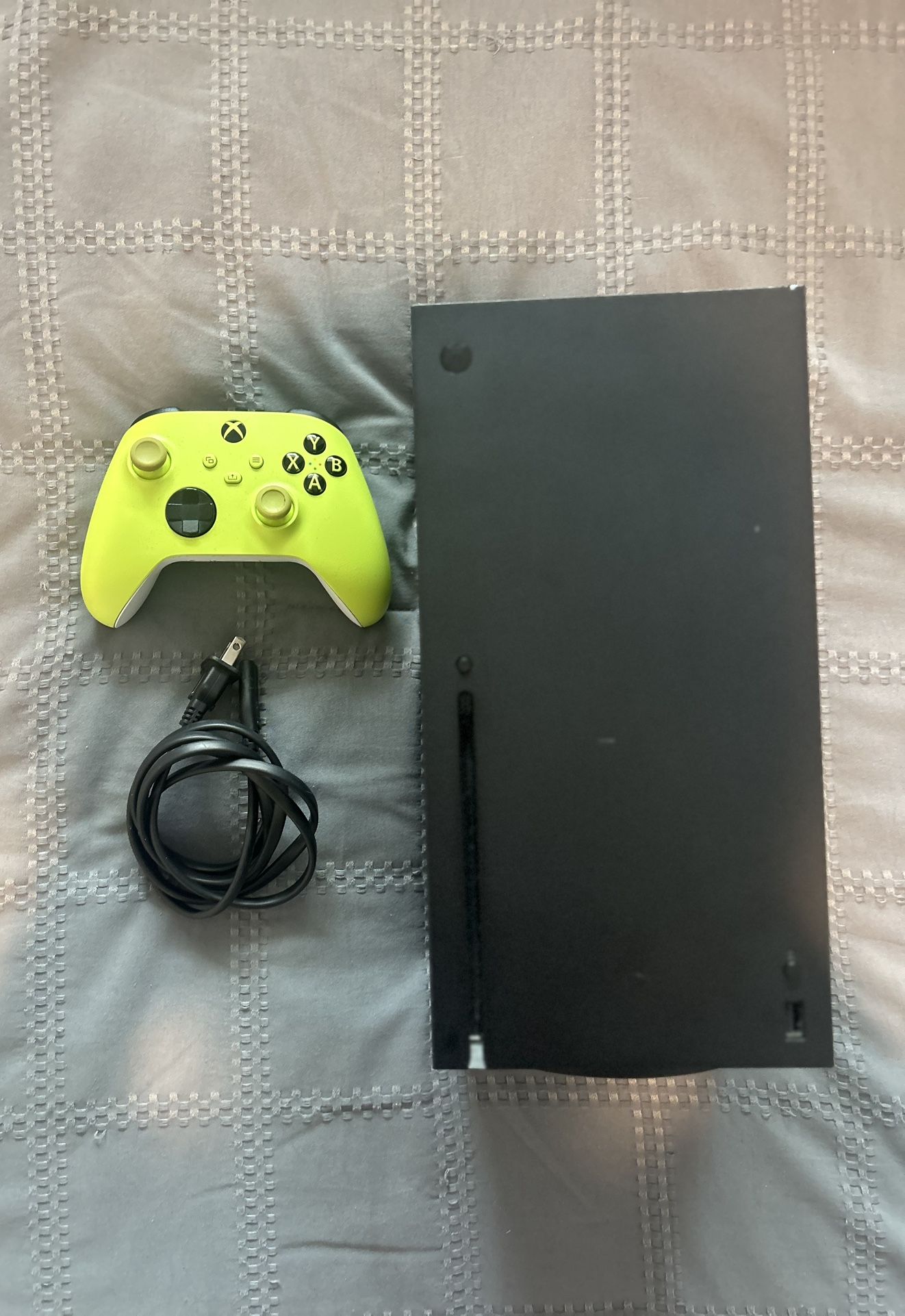 Xbox series X (no box) Controller included OBO