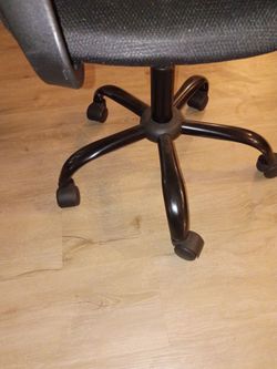 Black desk chair