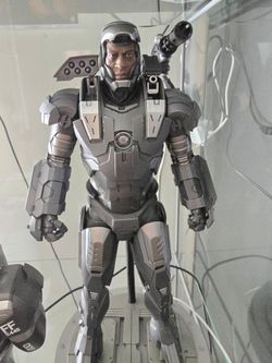 Iron man . Hot toys war machine mark 1